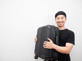 Mens Holding bagage glimlachen vrolijk kopiëren ruimte foto