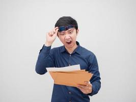 Aziatisch Mens gevoel geschokt nemen uit zijn bril op zoek Bij document envelop in zijn hand- wit achtergrond foto