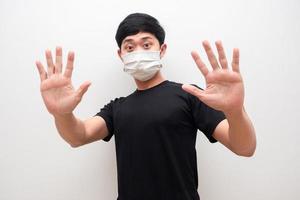 Mens vervelend beschermen masker tonen hand- hou op portret wit achtergrond foto
