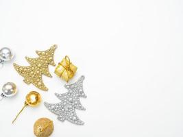 Kerstmis voorwerpen goud en zilver top visie kopiëren ruimte wit achtergrond foto