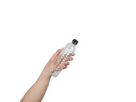 hand- Holding plastic fles wit geïsoleerd, kerel hand- Holding leeg water fles wit geïsoleerd foto