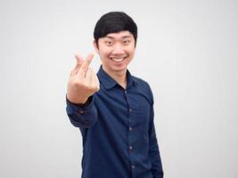 vrolijk Mens Aziatisch tonen hand- mini hart Aan wit achtergrond foto