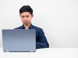 Mens gebruik makend van laptop Aan de tafel bedoeling naar werken kopiëren ruimte wit achtergrond foto