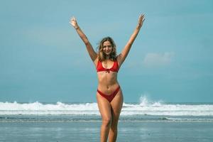 jong mooi vrouw in rood bikini. foto