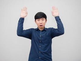 Aziatisch Mens overgave emotie geschokt Bij gezicht tonen hand- omhoog portret wit achtergrond foto