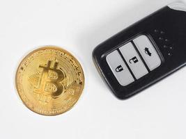 detailopname gouden bitcoin met auto afgelegen wit achtergrond foto
