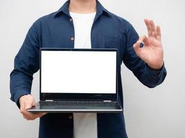 Mens Holding laptop wit scherm maken hand- OK Bijsnijden schot foto