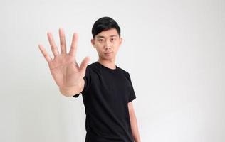 jong Aziatisch Mens zwart overhemd tellen een naar tien door hand- voor de helft lichaam Aan wit geïsoleerd achtergrond, kerel tellen aantal concept foto