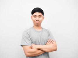 Aziatisch Mens grijs overhemd corss armen kijken zelfverzekerd wit achtergrond foto
