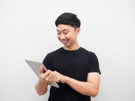 Mens gelukkig emotie glimlachen en gebruik makend van tablet in hand- wit geïsoleerd foto