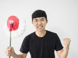 Aziatisch Mens zwart overhemd voelen boos gezicht vuist omhoog Holding dweilen in hand- Aan wit isoleren achtergrond Bijsnijden voor de helft lichaam foto