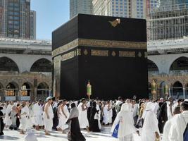 mekka, saudi Arabië, dec 2022 - pelgrims van allemaal over- de wereld zijn het uitvoeren van tawaf in masjid al haram in mekka. foto