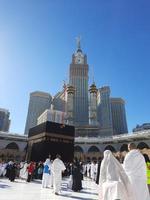 mekka, saudi Arabië, dec 2022 - pelgrims van allemaal over- de wereld zijn het uitvoeren van tawaf in masjid al haram in mekka. foto