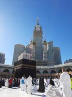 mekka, saudi Arabië, dec 2022 - pelgrims van allemaal over- de wereld zijn het uitvoeren van tawaf in masjid al haram in mekka. foto