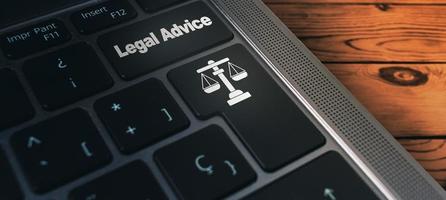 banier van laptop toetsenbord met wettelijk advies knop. balans van gerechtigheid. wet en verdediging concept. foto