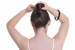 mooi jong vrouw aanpassen haar haar- voordat nemen een douche. foto