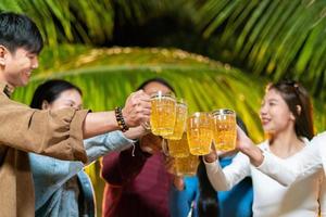 groep van vrienden gelukkig roosteren bieren toast foto