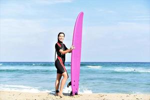 mooi sexy surfer meisje Aan de strand foto