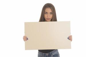 glimlachen meisje Holding blanco teken bord. studio portret van jong vrouw met teken kaart. geïsoleerd. foto