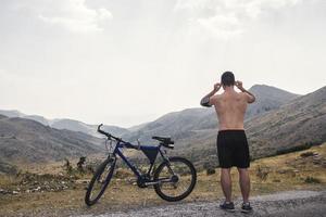extreme mountainbike sport atleet man buiten rijden lifestyle trail foto