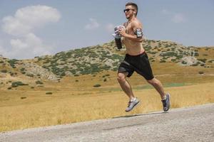 sportief Mens loper rennen Aan berg plateau in zomer foto