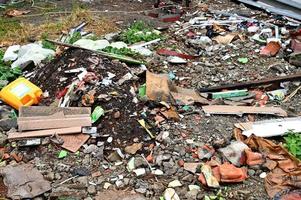 verspreide plastic uitschot afval en andere vuilnis foto