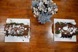 chocola yule log Kerstmis taart Aan houten achtergrond foto