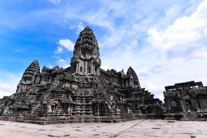 Angkor wat is een tempel complex in Cambodja en de grootste religieus monument in de wereld foto