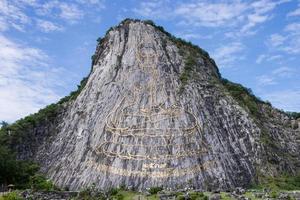 gesneden Boeddha beeld Aan de klif Bij khao Chee jan, pattaya, Thailand foto