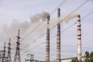 macht fabriek is creëren energie voor de mensen. hoog Spanning na. rook van de schoorstenen tegen de lucht. selectief focus foto