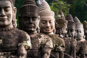 de steen van Boeddha beeld Bij steen poort van Angkor thom in Cambodja foto