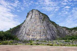 gesneden Boeddha beeld Aan de klif Bij khao Chee jan, pattaya, Thailand foto