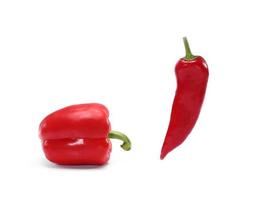 twee verschillend types van vers rood paprika's geïsoleerd Aan een wit achtergrond. foto