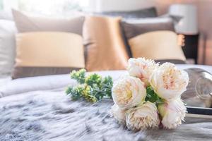 luxe beddengoed met mooi bloem Aan top foto