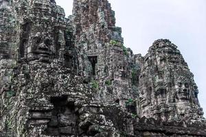prasat Bayon met glimlachen steen gezichten is de centraal tempel van Angkor thom complex, siem oogsten, Cambodja. oude Khmer architectuur en beroemd Cambodjaans mijlpaal, wereld erfenis. foto