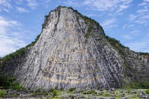 gesneden Boeddha beeld Aan de klif Bij khao Chee jan, pattaya, Thailand foto