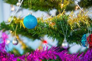 Kerstmis boom en decoraties en lichten foto