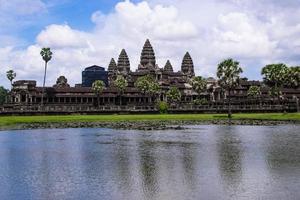 Angkor wat is een tempel complex in Cambodja en de grootste religieus monument in de wereld foto