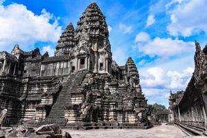 Angkor wat is een tempel complex in Cambodja en de grootste religieus monument in de wereld foto