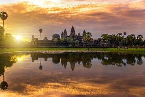 Angkor wat is een tempel complex in Cambodja en de grootste religieus monument in de wereld foto