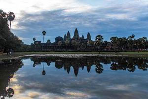 Angkor wat is een tempel complex in Cambodja en de grootste religieus monument in de wereld foto