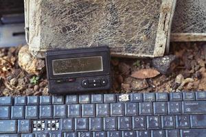 een oud gebroken pieper en toetsenbord foto