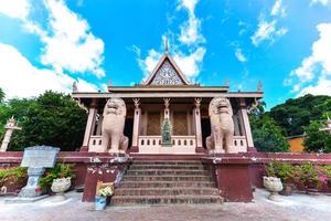 wat phnom is een boeddhistisch tempel gelegen in phnom penh, Cambodja. het is de hoogste religieus structuur in de stad. foto