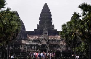 siem oogsten, Cambodja - aug 4, 2017.angkor wat gezien aan de overkant de meer Aan augustus 4, 2017. Angkor wat was ingeschreven Aan de UNESCO wereld erfgoed lijst in 1992. is een van de vier majoor wonder in oosters. foto