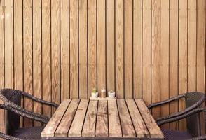 hout tafel met houten muur achtergrond foto