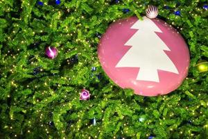 Kerstmis boom en decoraties en lichten foto