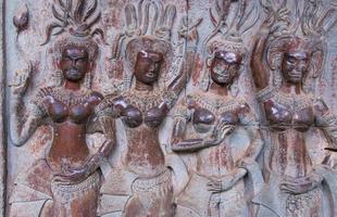 detail van steen houtsnijwerk van apsara is een mooi en verleidelijk meisje van Hindoe mythologie Bij Angkor wat, Cambodja foto