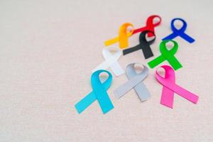 wereld kanker dag, februari 4. kleurrijk linten voor ondersteunen mensen leven en ziekte. gezondheidszorg, vechten, medisch en nationaal kanker overleving dag, autisme bewustzijn dag concept foto