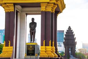 phnom penh, Cambodja - augustus 02, 2017. een bronzen standbeeld van de laat koning vader norodom sihanouk standbeeld in phnom penh. foto