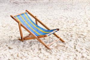 strand stoelen Aan zand foto